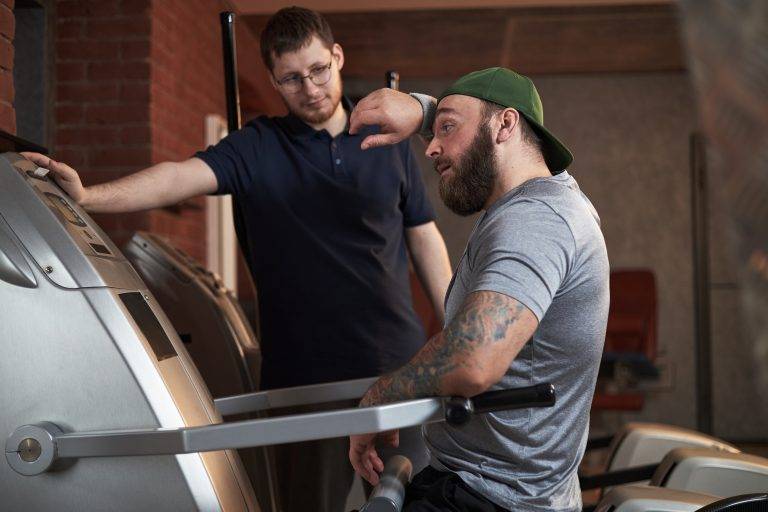 Image of gym staff trainer motivating a gym member